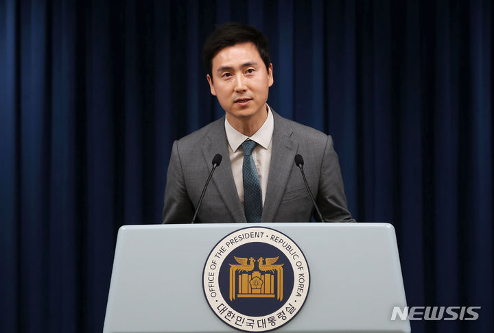 [서울=뉴시스] 홍효식 기자 = 김기흥 대통령실 신임 부대변인이 10일 서울 용산 대통령실 청사에서 인사말을 하고 있다. 2023.08.10. yesphoto@newsis.com