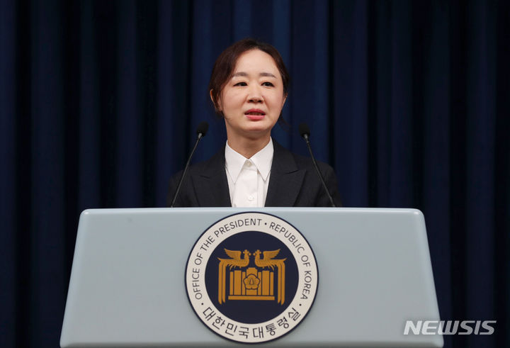 [서울=뉴시스] 홍효식 기자 = 최지현 대통령실 신임 부대변인이 10일 서울 용산 대통령실 청사에서 인사말을 하고 있다. 2023.08.10. yesphoto@newsis.com