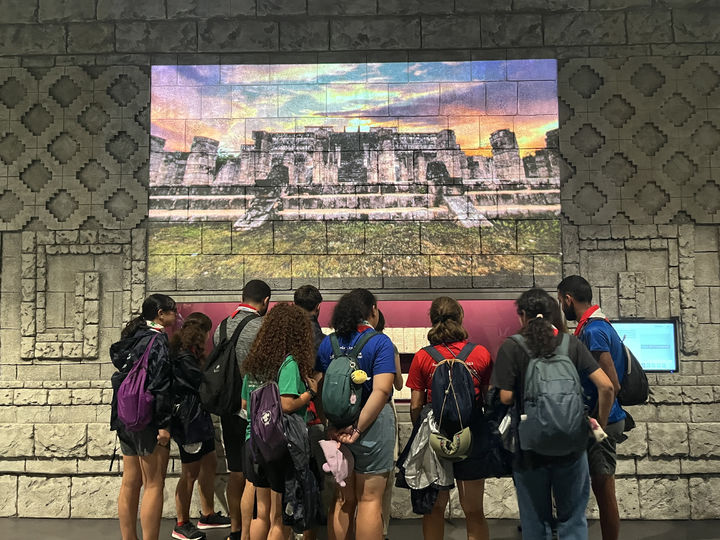 [서울=뉴시스] 김진아 기자 = 2023 새만금 세계 스카우트 잼버리 레바논 참가자들이 10일 인천 연수구 국립세계문자박물관에서 전시를 관람하고 있다. (사진=국립세계문자박물관 제공) 2023.08.10. bluesoda@newsis.com *재판매 및 DB 금지