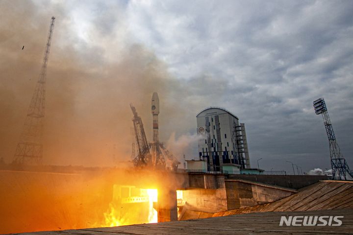 [보스토치니=AP/뉴시스] 11일(현지시각) 러시아 보스토치니 우주기지에서 달 탐사선 '루나-25'를 실은 소유스-2.1b 로켓이 발사되고 있다. 러시아가 달 탐사에 나선 건 1976년 이후 47년 만으로 '루나-25'는 오는 23일 달에 착륙해 1년간 달 표면에서 연착륙 기술 개발, 달 내부구조 연구, 자원 탐사 등의 임무를 수행한다. 2023.08.11.