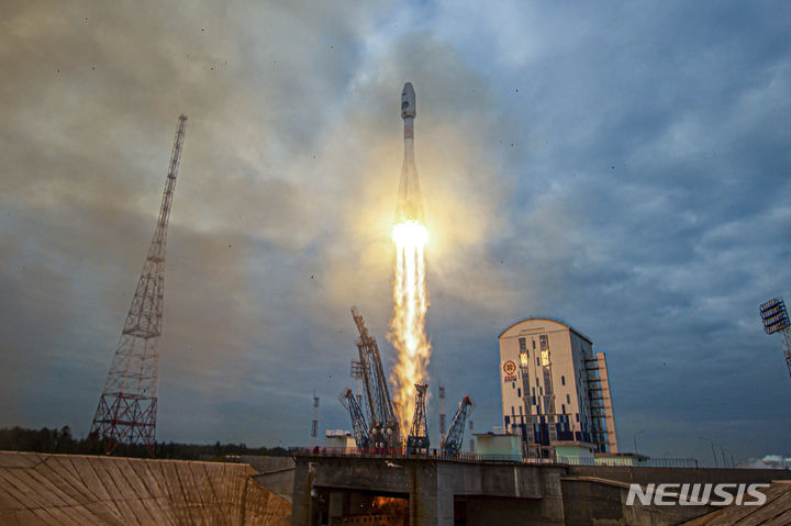 [보스토치니=AP/뉴시스] 11일(현지시각) 러시아 보스토치니 우주기지에서 달 탐사선 '루나-25'를 실은 소유스-2.1b 로켓이 발사되고 있다. 러시아가 달 탐사에 나선 건 1976년 이후 47년 만으로 '루나-25'는 오는 23일 달에 착륙해 1년간 달 표면에서 연착륙 기술 개발, 달 내부구조 연구, 자원 탐사 등의 임무를 수행한다. 2023.08.11.