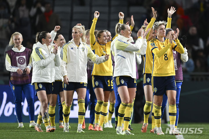 [오클랜드=AP/뉴시스] 스웨덴 선수들이 11일(현지시각) 뉴질랜드 오클랜드의 에덴 파크에서 열린 2023 국제축구연맹(FIFA) 호주·뉴질랜드 여자 월드컵 8강전에서 일본을 꺾고 환호하고 있다. 스웨덴은 일본을 2-1로 꺾고 준결승에 올랐다. 2023.08.11. 