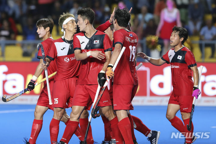 [첸나이=AP/뉴시스] 한국 남자하키 대표팀이 11일(현지시각 ) 인도 첸나이에서 열린 남자 하키 제7회 아시안 챔피언스트로피 말레이시아와 준결승에서 팀의 두 번째 골을 넣고 환호하고 있다. 2021년 우승팀인 한국은 말레이시아에 2-6으로 패하며 결승에 오르지 못했다. 2023.08.12.
