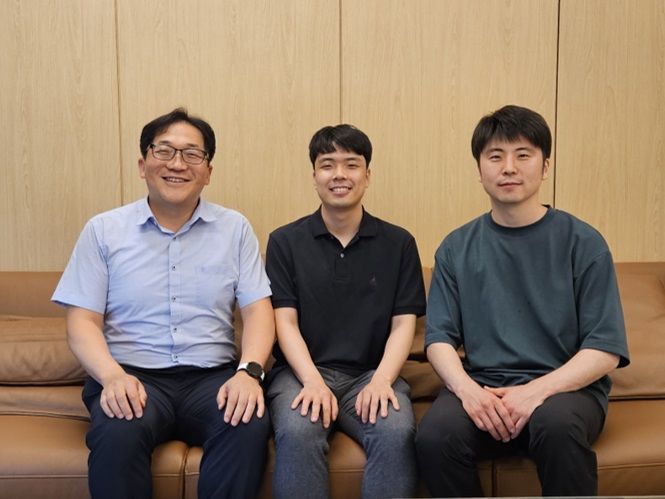 (왼쪽부터) DGIST 에너지공학과 이용민 교수, 이종준 석박사통합과정생, ETRI 스마트소재연구실 김주영 박사 *재판매 및 DB 금지