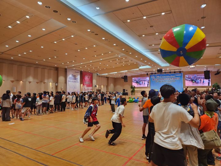 [서울=뉴시스] 10일 경기도 용인 새에덴교회에서 열린 '잼버리 스카우트 대별 장기자랑 및 문화교류 축제' 현장 (싸진=새에덴교회 제공) 2023.08.11. photo@newsis.com *재판매 및 DB 금지