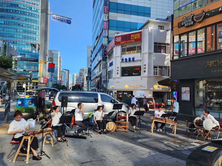 [부산=뉴시스] 한국전참전UN군후손장학회가 부산 부산진구 영광도서 앞에서 거리 음악회를 진행하고 있다. (사진=한국전참전UN군후손장학회 제공) *재판매 및 DB 금지