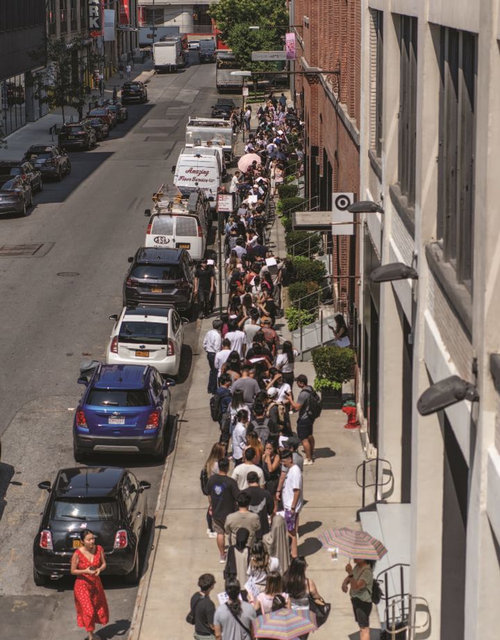 [서울=뉴시스] 블랙핑크 뉴욕 팝업스토어 앞에서 입장을 기다리며 줄 서있는 수많은 사람들. 2023.08.11. (사진 = YG플러스 제공) photo@newsis.com *재판매 및 DB 금지