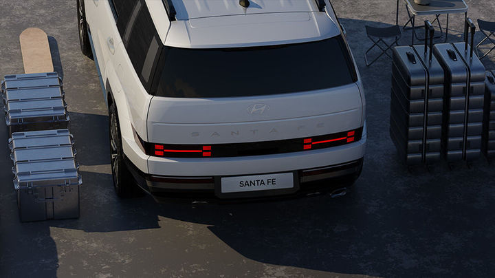 [서울=뉴시스] 현대자동차가 5세대 신형 '디 올 뉴 싼타페'의 핵심 사양을 소개하는 월드 프리미어를 10일 공개했다. 신형 싼타페는 2018년 4세대 출시 이후 5년 만에 새롭게 선보이는 5세대 모델로 도심과 아웃도어 라이프를 모두 아우르는 현대차 대표 중형 SUV다.(사진=현대자동차 제공) 2023.08.11 photo@newsis.com *재판매 및 DB 금지