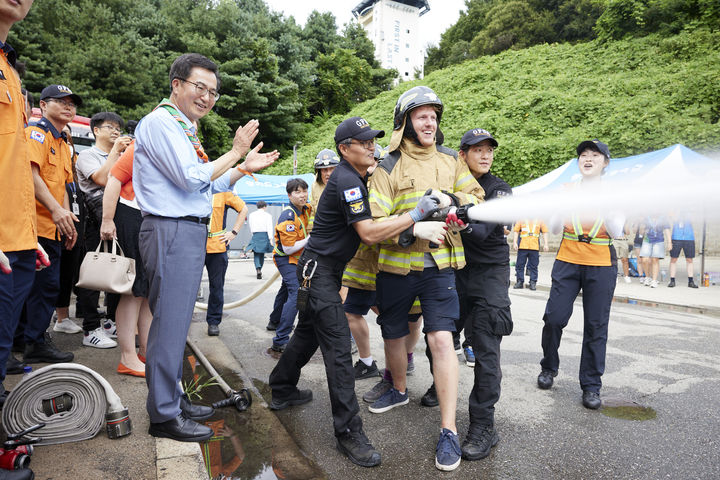 김동연 지사가 용인시 처인구에 위치한 소방학교를 찾아 시설을 점검하며 참가 대원들의 소방 체험활동 현장을 살펴보고 있다. (사진=경기도 제공) *재판매 및 DB 금지