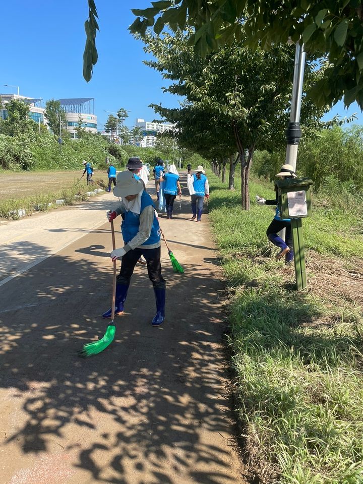 [울산=뉴시스] 태풍 피해 복구 돕는 한국석유공사 직원들 *재판매 및 DB 금지