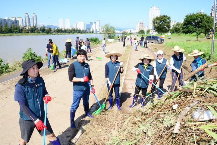 [울산=뉴시스] 울산 중구의회는 11일 태화강변에서 제6호 태풍 카눈으로 인한 침수피해 복구 작업을 하고 있다. *재판매 및 DB 금지