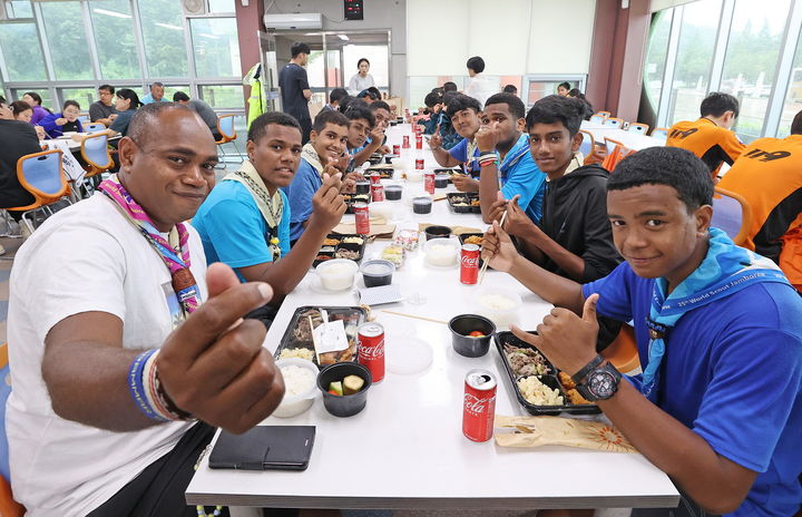 임실에 온 잼버리 스카우트 대원들이 허광용·임정선 부부가 전달한 도시락을 먹으며 '손하트'로 감사의 마음을 전하고 있다. *재판매 및 DB 금지