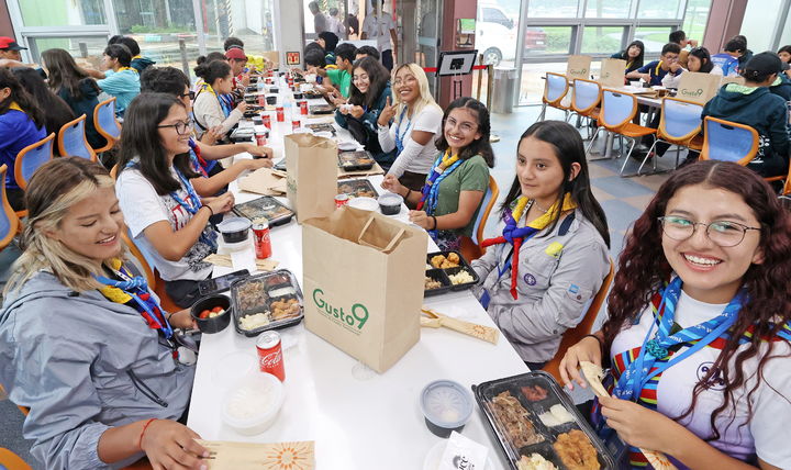 임실에 온 잼버리 스카우트 대원들이 허광용·임정선 부부가 전달한 도시락을 먹으며 즐거워하고 있다. *재판매 및 DB 금지