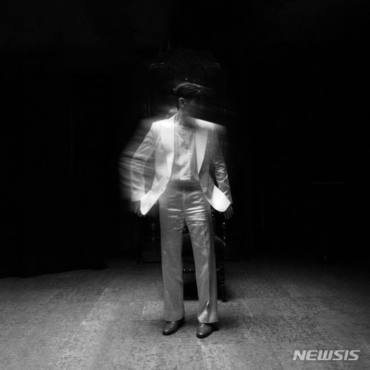 [서울=뉴시스] 에릭남의 새 싱글 앨범 ‘돈 리브 옛(Don't Leave Yet)’ 발매. (사진= The Eric Nam Company 제공) 2023.08.11. photo@newsis.com