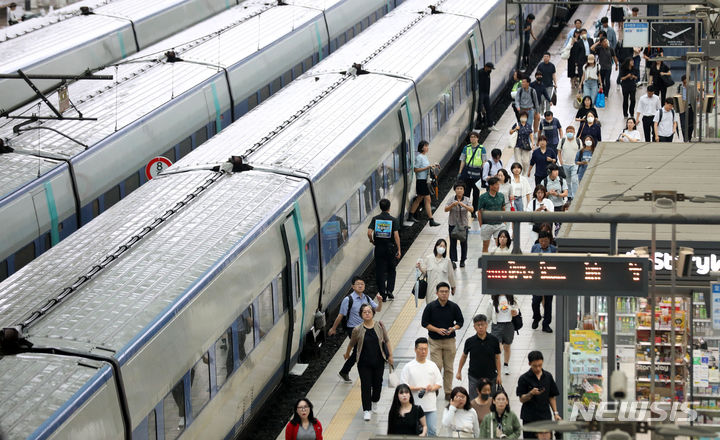 [서울=뉴시스] 김선웅 기자 = 사진은 서울역에서 탑승객들이 오가는 모습. 2024.04.18. mangusta@newsis.com