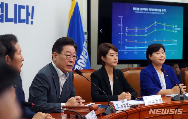 [서울=뉴시스] 추상철 기자 = 이재명 더불어민주당 대표가 11일 오전 서울 여의도 국회에서 열린 최고위원회의에 참석해 발언하고 있다. 2023.08.11. scchoo@newsis.com
