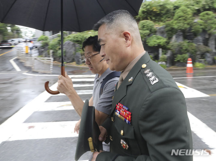 [서울=뉴시스] 김근수 기자 = 박정훈 전 해병대 수사단장(대령)이 11일 서울 용산구 국방부 검찰단에 조사를 받기 위해 입장하고 있다. 박정훈 전 해병대 사령부 수사단장(대령)은 지난달 집중호우 피해 실종자 수색 중 순직한 해병대 고(故) 채수근 상병 사고 조사결과 보고를 경찰에 이첩 혐의로 국방부 검찰단에 기소됐으나, '제3의 수사기관' 공정한 수사와 재판을 위해 국방부 검찰단의 조사를 거부한다고 밝혔다. 2023.08.11. ks@newsis.com