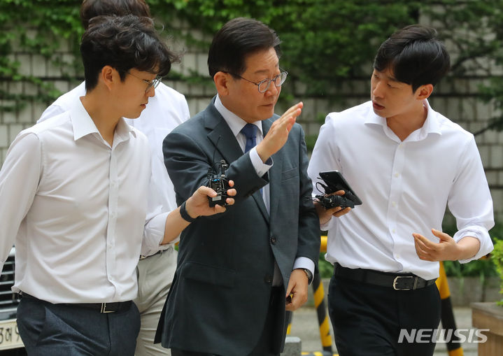 [서울=뉴시스] 최진석 기자 = 이재명 더불어민주당 대표가 11일 서울 서초구 서울중앙지법에서 열린 '故김문기·백현동 허위 발언' 관련 공직선거법 위반 혐의' 10차 공판에 출석하며 지지자들에게 손을 흔들고 있다. 2023.08.11. myjs@newsis.com