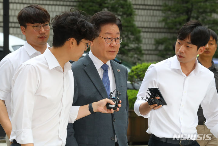 [서울=뉴시스] 최진석 기자 = 김용 전 민주연구원 부원장이 이재명 더불어민주당 대표의 재판에서 자신이 이 대표의 '측근'이라기보다는 '참모'에 가깝다는 취지로 증언했다. 사진은 11일 서울 서초구 서울중앙지법에서 열린 '故김문기·백현동 허위 발언' 관련 공직선거법 위반 혐의' 10차 공판에 출석하고 있는 이 대표. 2023.08.11. myjs@newsis.com