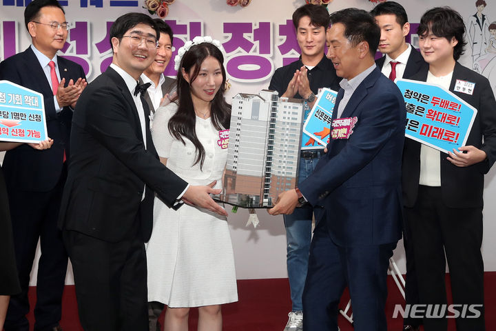 [서울=뉴시스] 추상철 기자 = 김기현 국민의힘 당 대표가 11일 오전 서울 여의도 국민의힘 당사에서 열린 '국민의힘 청년정책네트워크 결혼 페널티 정상화 정책 발표'에서 예비 신혼부부 등 참석자와 퍼포먼스를 하고 있다. 2023.08.11. scchoo@newsis.com