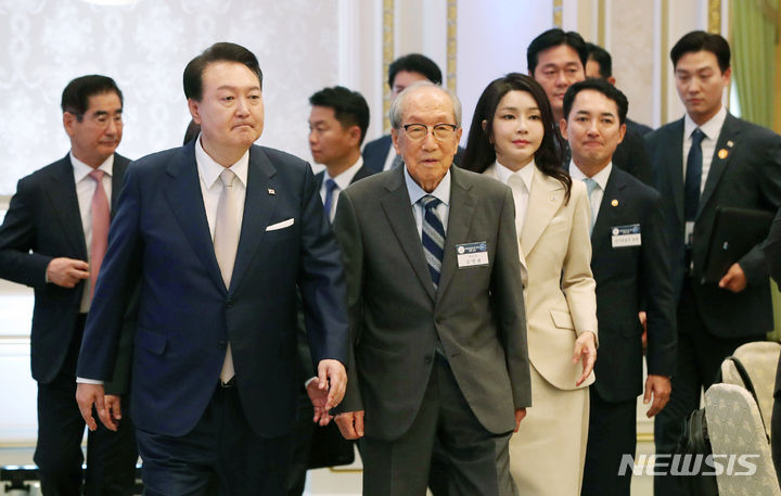 [서울=뉴시스] 홍효식 기자 = 윤석열 대통령과 부인 김건희 여사가 9일 청와대 영빈관에서 열린 독립유공자 및 유족 초청 오찬에 김영관 애국지사와 함께 입장하고 있다. 2023.08.09. yesphoto@newsis.com