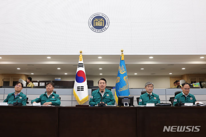[서울=뉴시스] 윤석열 대통령이 8일 서울 용산 대통령실 국가위기관리센터에서 제6호 태풍 '카눈' 대처 긴급점검회의를 주재하고 있다. (사진=대통령실 제공) 2023.08.08. photo@newsis.com