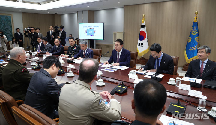 [서울=뉴시스] 홍효식 기자 = 윤석열 대통령이 10일 오후 서울 용산 대통령실 청사에서 열린 유엔사 주요 직위자 초청 간담회에서 발언하고 있다. (대통령실통신사진기자단) 2023.08.10. yesphoto@newsis.com