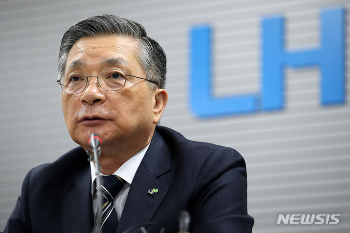 이한준 한국토지주택공사(LH) 사장. [서울=뉴시스] 조성우 기자 = 이한준 한국토지주택공사(LH) 사장이 11일 오전 서울 강남구 LH 서울지역본부에서 열린 긴급 기자회견에서 발언하고 있다. 2023.08.11. xconfind@newsis.com