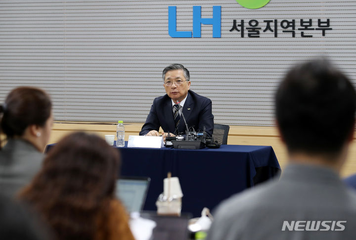 [서울=뉴시스] 조성우 기자 = 이한준 한국토지주택공사(LH) 사장이 11일 오전 서울 강남구 LH 서울지역본부에서 열린 긴급 기자회견에서 발언하고 있다. 2023.08.11. xconfind@newsis.com