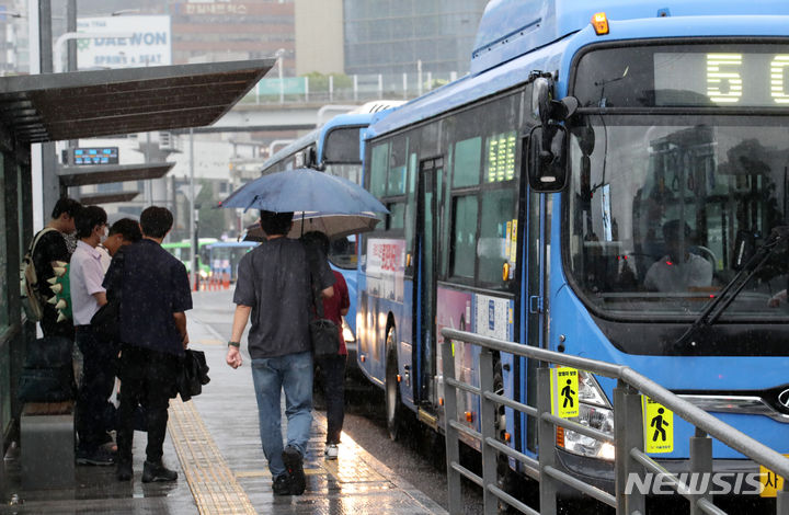 [서울=뉴시스] 지난해 8월11일 서울 중구 서울역 버스종합환승센터에서 시민들이 버스에서 승하차 하고 있다. 2023.02.21.