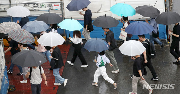 [서울=뉴시스] 조성우 기자 = 서울 동남·동북권에 호우주의보가 내려졌다. 23일까지 최대 120㎜의 비가 내릴 것으로 예상되니, 안전사고에 유의해야겠다. 사진은 지난 11일 오전 서울 중구 서울역 인근에서 시민들이 우산을 쓰고 이동하고 있는 모습. 2023.08.11. xconfind@newsis.com