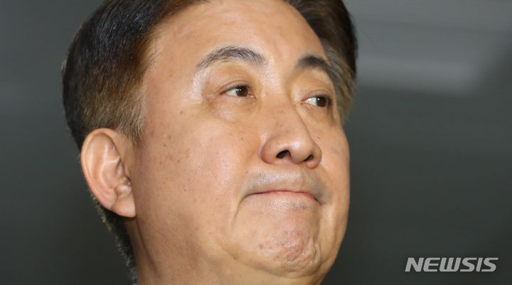 [과천=뉴시스] 최진석 기자 = 이동관 방송통신위원장 후보자가 11일 오후 경기 정부과천청사 인근에 마련된 인사청문준비단 사무실로 출근하며 취재진의 질문에 답한 후 굳은 표정을 하고 있다. 이날 이 후보자는 취재진의 가짜뉴스 관련 질문에 10일 YTN이 분당 흉기난동사건 관련 피의자 최종원 관련 보도를 하며 배경 화면에 이 후보자의 사진을 게재한 것과 관련한 발언을 했다. 2023.08.11. myjs@newsis.com