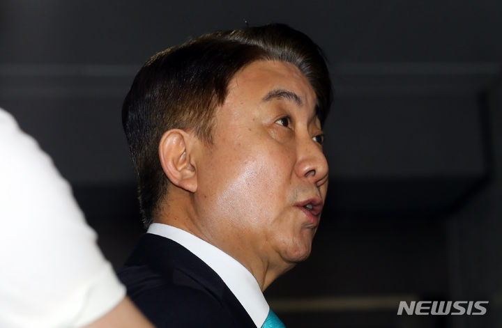 [과천=뉴시스] 최진석 기자 = 이동관 방송통신위원장 후보자가 11일 오후 경기 정부과천청사 인근에 마련된 인사청문준비단 사무실로 출근하며 취재진의 질문에 답하고 있다. 이날 이 후보자는 취재진의 가짜뉴스 관련 질문에 10일 YTN이 분당 흉기난동사건 관련 피의자 최원종 관련 보도를 하며 배경 화면에 이 후보자의 사진을 게재한 것과 관련한 발언을 했다. 2023.08.11. myjs@newsis.com
