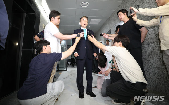 [과천=뉴시스] 최진석 기자 = 이동관 방송통신위원장 후보자가 11일 오후 경기 정부과천청사 인근에 마련된 인사청문준비단 사무실로 출근하며 취재진의 질문에 답하고 있다. 이날 이 후보자는 취재진의 가짜뉴스 관련 질문에 10일 YTN이 분당 흉기난동사건 관련 피의자 최원종 관련 보도를 하며 배경 화면에 이 후보자의 사진을 게재한 것과 관련한 발언을 했다. 2023.08.11. myjs@newsis.com