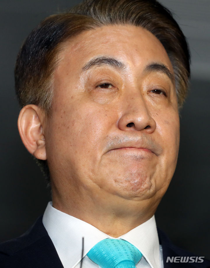 [과천=뉴시스] 최진석 기자 = 이동관 방송통신위원장 후보자가 11일 오후 경기 정부과천청사 인근에 마련된 인사청문준비단 사무실로 출근하며 취재진의 질문에 답한 후 굳은 표정을 하고 있다. 이날 이 후보자는 취재진의 가짜뉴스 관련 질문에 10일 YTN이 분당 흉기난동사건 관련 피의자 최원종 관련 보도를 하며 배경 화면에 이 후보자의 사진을 게재한 것과 관련한 발언을 했다. 2023.08.11. myjs@newsis.com