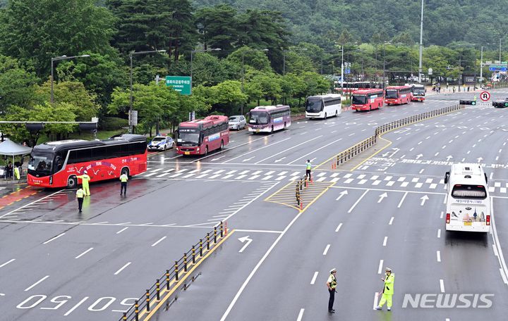 [서울=뉴시스] 사진공동취재단 = 11일 서울 마포구 서울월드컵경기장에서 2023 새만금 세계스카우트잼버리 폐영식과 K팝 슈퍼라이브 콘서트가 열릴 예정인 가운데 스카우트 대원들이 탑승한 버스가 이동하고 있다. 2023.08.11. photo@newsis.com