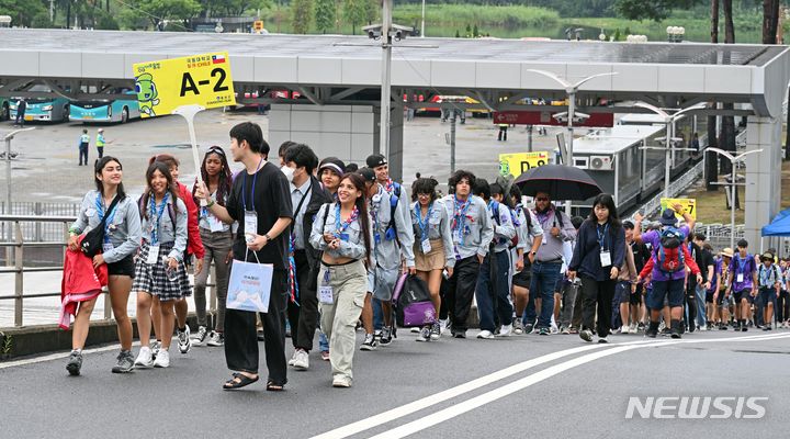 [서울=뉴시스] 사진공동취재단 = 2023 새만금 세계스카우트잼버리에 참가한 스카우트 대원들이 11일 서울 마포구 서울월드컵경기장에서 열릴 예정인 폐영식과 K팝 슈퍼라이브 콘서트에 참석하기 위해 이동하고 있다. 2023.08.11. photo@newsis.com