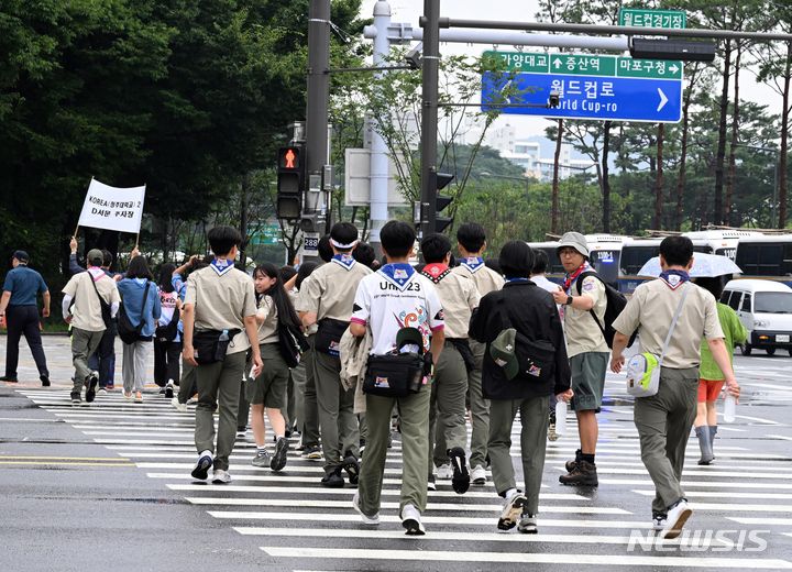 [서울=뉴시스] 사진공동취재단 = 2023 새만금 세계스카우트잼버리에 참가한 스카우트 대원들이 11일 서울 마포구 서울월드컵경기장에서 열릴 예정인 폐영식과 K팝 슈퍼라이브 콘서트에 참석하기 위해 이동하고 있다. 2023.08.11. photo@newsis.com