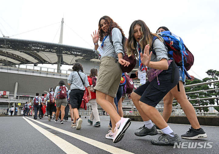 [서울=뉴시스] 사진공동취재단 = 2023 새만금 세계스카우트잼버리에 참가한 스카우트 대원들이 11일 서울 마포구 서울월드컵경기장에서 열릴 예정인 폐영식과 K팝 슈퍼라이브 콘서트에 참석하기 위해 이동하고 있다. 2023.08.11. photo@newsis.com