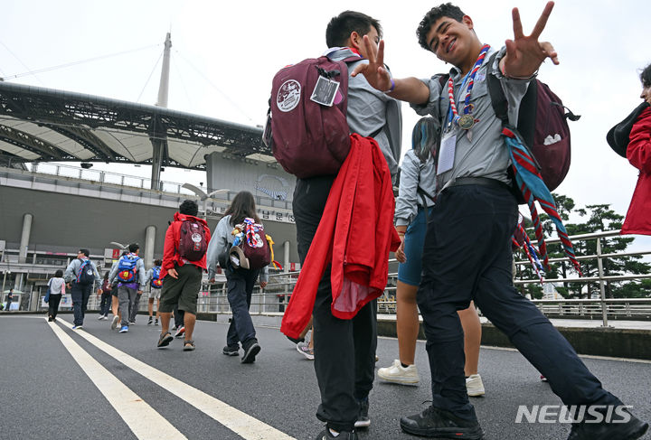 [서울=뉴시스] 사진공동취재단 = 2023 새만금 세계스카우트잼버리에 참가한 스카우트 대원들이 11일 서울 마포구 서울월드컵경기장에서 열릴 예정인 폐영식과 K팝 슈퍼라이브 콘서트에 참석하기 위해 이동하고 있다. 2023.08.11. photo@newsis.com