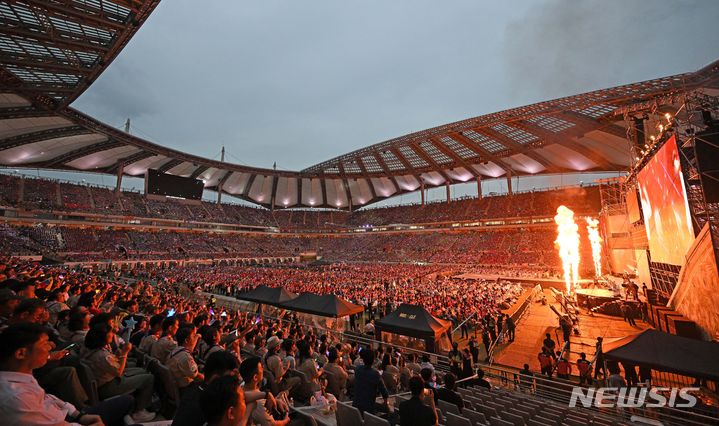 [서울=뉴시스] 사진공동취재단 = 11일 서울 마포구 서울월드컵경기장에서 열린 2023 새만금 세계스카우트잼버리 K팝 슈퍼라이브 콘서트에서 스카우트 대원들이 공연을 즐기고 있다. 2023.08.11. photo@newsis.com