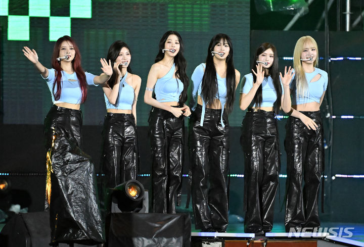 [서울=뉴시스] 사진공동취재단 = 지난달 11일 오후 서울 마포구 서울월드컵경기장에서 열린 ‘2023 새만금 세계스카우트잼버리 K팝 슈퍼 라이브 콘서트’에서 그룹 아이브가 공연을 펼치고 있다. 2023.08.11. photo@newsis.com