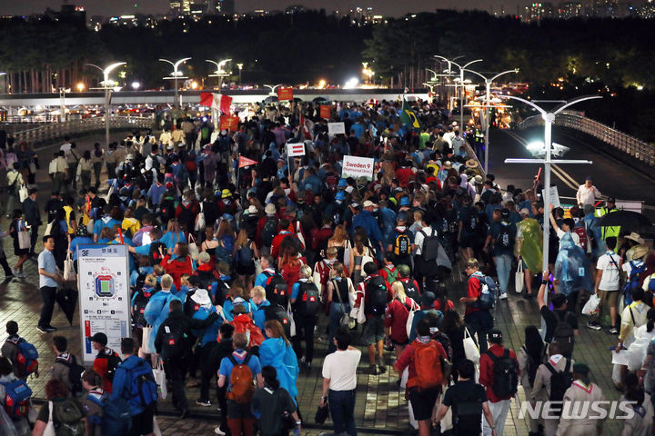 [서울=뉴시스] 김진아 기자 = 2023 새만금 세계스카우트잼버리에 참가한 스카우트 대원들이 11일 서울 마포구 서울월드컵경기장에서 열린 폐영식과 K팝 슈퍼라이브 콘서트 관람을 마친 후 버스로 이동하고 있다. 22023.08.11. bluesoda@newsis.com