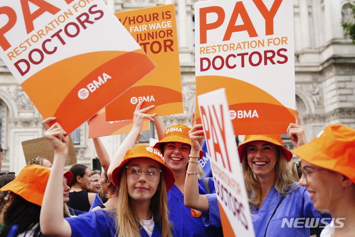 [리즈(영국)=AP/뉴시스] 영국 정부와 NHS(공공의료서비스) 소속 의료인 간 임금 갈등이 장기간 지속되며 NHS 소속 의사들이 영국 의료 역사상 최장기간 파업을 예고했다. 사진은 지난 7월 23일 영국 리즈에서 진행된 영국의사협회(BMA) 파업 행진 모습. 2023.12.07.