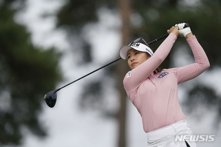 [서리=AP/뉴시스] 이정은6이 11일(현지시각) 영국 서리의 월턴히스 골프클럽에서 열린 미국여자프로골프(LPGA)투어 AIG여자오픈 2라운드 12번 홀에서 티샷하고 있다. 첫날 공동 2위였던 이정은6는 중간 합계 2언더파 141타 공동 18위를 기록했다. 2023.08.12. 