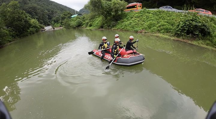 수색 중인 소방당국 *재판매 및 DB 금지