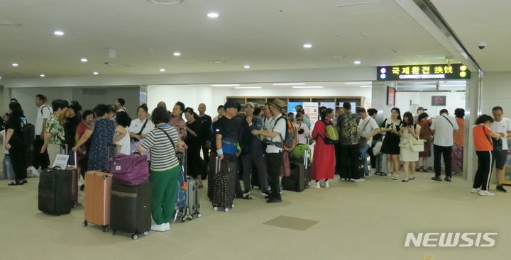 [인천=뉴시스] 김동영 기자 = 12일 오전 인천 연수구 인천항 국제여객터미널에서 한중 국제카페리를 통해 입국한 중국 관광객들이 일행을 기다리고 있다. 인천항국제여객터미널은 지난 2019년 6월 준공한 이후로 코로나19 등의 여파로 개점휴업 상태였다가 이날 최초로 국제카페리 여객을 받았다. 2023.08.12. dy0121@newsis.com 