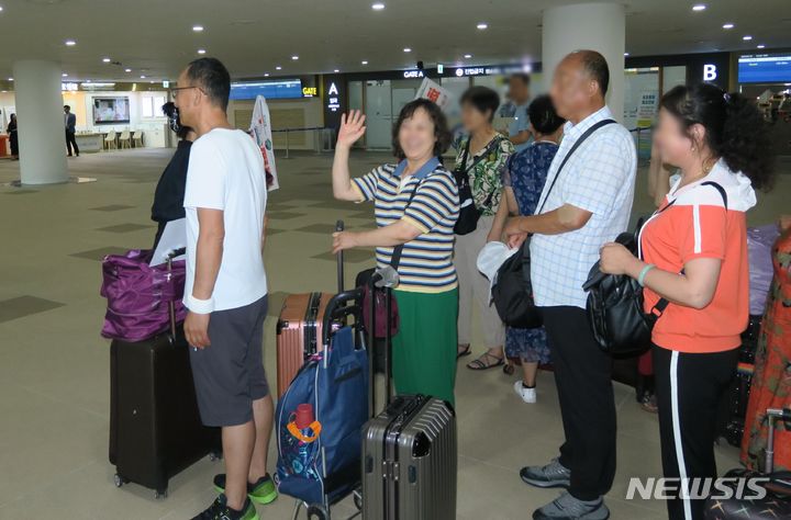 [인천=뉴시스] 김동영 기자 = 12일 오전 인천 연수구 인천항 국제여객터미널에서 한중 국제카페리를 통해 입국한 중국 관광객들이 일행을 기다리고 있다. 인천항국제여객터미널은 지난 2019년 6월 준공한 이후로 코로나19 등의 여파로 개점휴업 상태였다가 이날 최초로 국제카페리 여객을 받았다. 2023.08.12. dy0121@newsis.com 