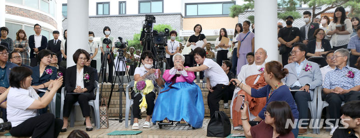 [광주(경기)=뉴시스] 김선웅 기자 = '위안부' 피해자 이옥선 할머니(故 이옥선 할머니와 동명이인)가 12일 경기 광주시 퇴촌면 나눔의집에서 열린 일본군 '위안부' 피해자 기림의 날(8월 14일) 기념식 및 故 이옥선 할머니 흉상 제막식에서 인사말을 하고 있다. 2023.08.12. mangusta@newsis.com