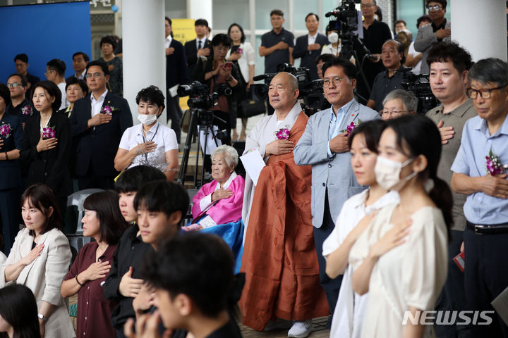 [광주(경기)=뉴시스] 김선웅 기자 = '위안부' 피해자 이옥선 할머니(故 이옥선 할머니와 동명이인)가 12일 경기 광주시 퇴촌면 나눔의집에서 열린 일본군 '위안부' 피해자 기림의 날(8월 14일) 기념식 및 故 이옥선 할머니 흉상 제막식에서 참석자들과 국민의례를 하고 있다. 2023.08.12. mangusta@newsis.com